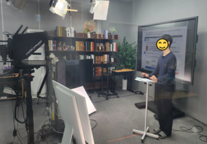 전자칠판과 프롬프터를 활용한 강의 녹…